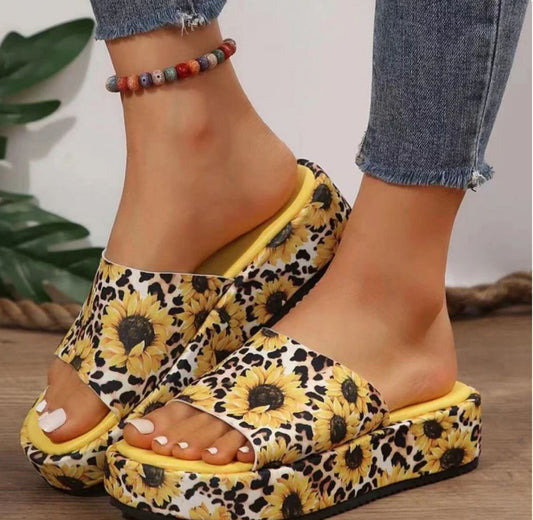 Odor-free, sweat-absorbing platform slippers