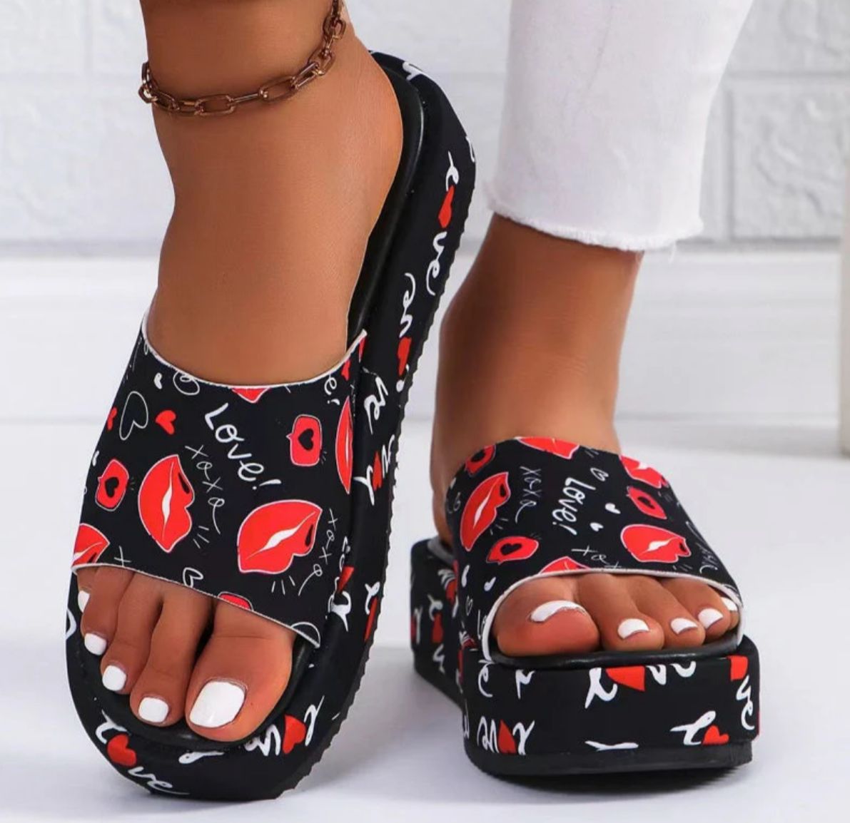 Odor-free, sweat-absorbing platform slippers