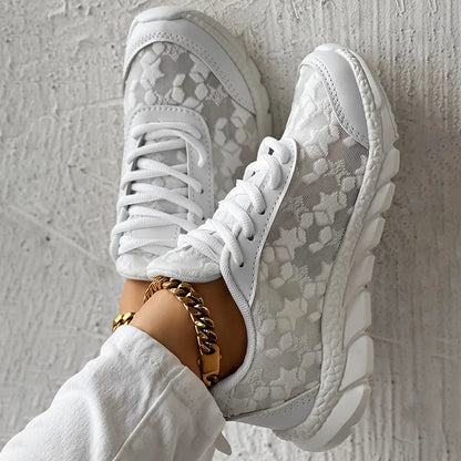 Breathable sneakers with round toes and laces