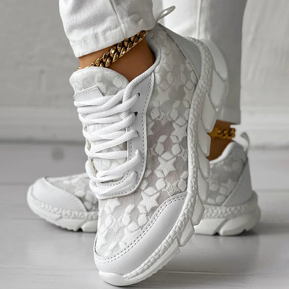 Breathable sneakers with round toes and laces