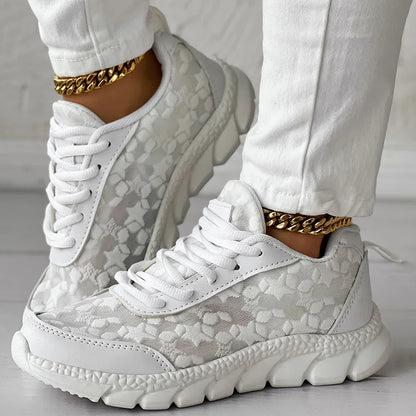 Breathable sneakers with round toes and laces