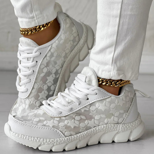 Breathable sneakers with round toes and laces