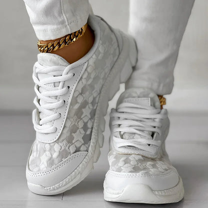 Breathable sneakers with round toes and laces