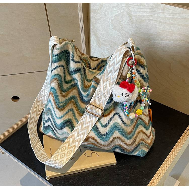 Women’s Embroidered Zigzag Large Capacity Commuter Tote