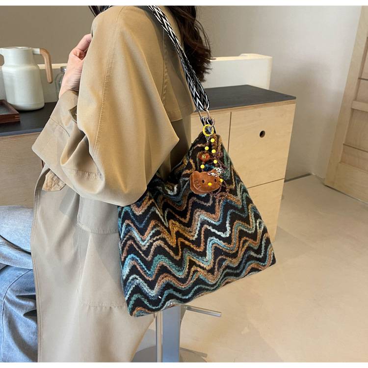 Women’s Embroidered Zigzag Large Capacity Commuter Tote