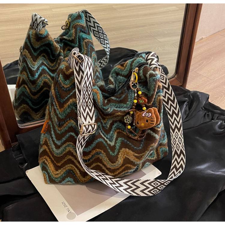 Women’s Embroidered Zigzag Large Capacity Commuter Tote