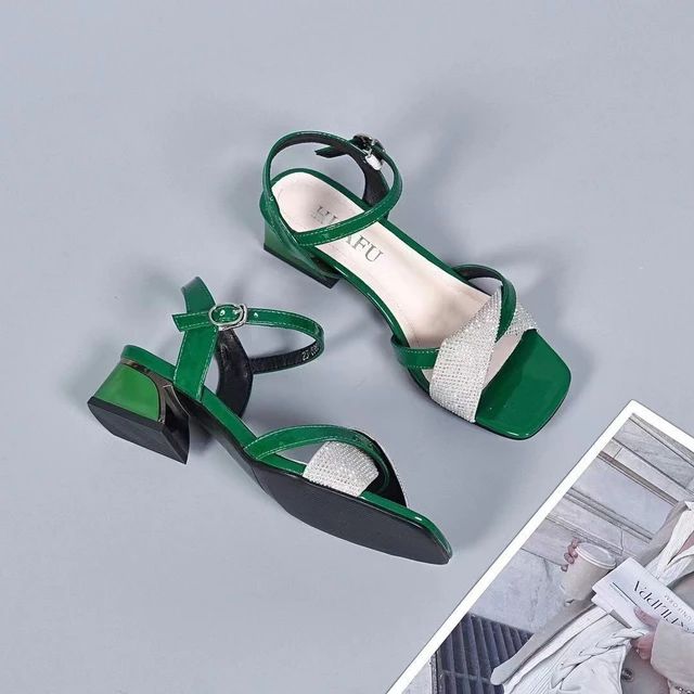 New Fashion Women's Sandals with Buckle Strap and Mid Heel