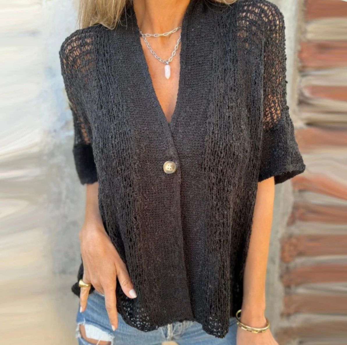 Women's solid color one-button knitted top