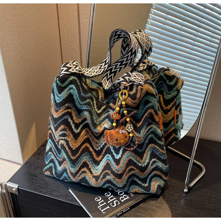 Women’s Embroidered Zigzag Large Capacity Commuter Tote