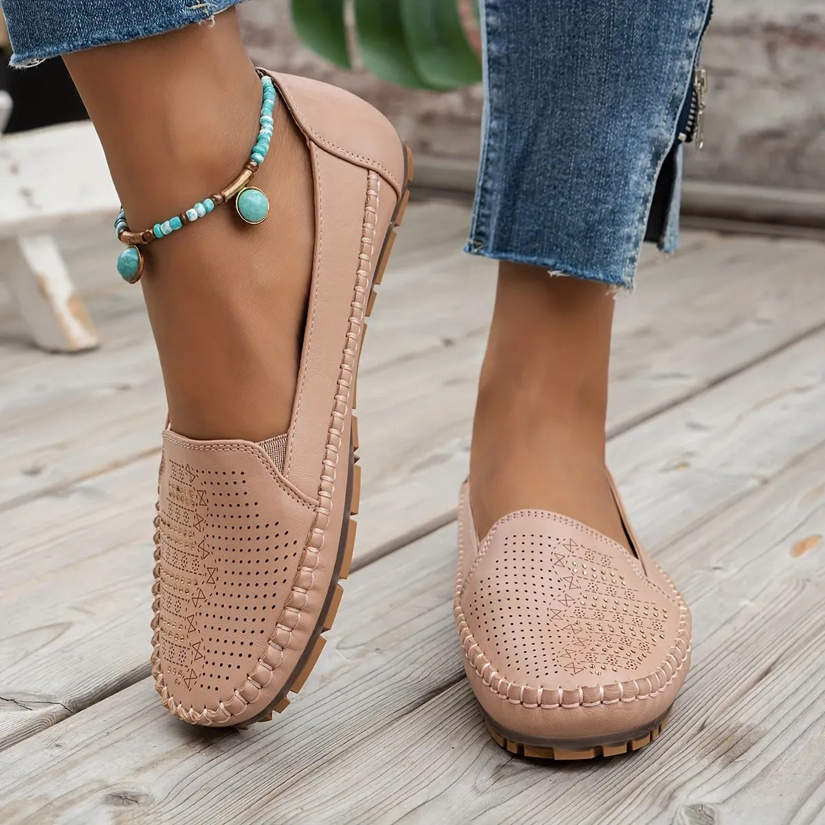 Women's Retro Perforated Flat Shoes