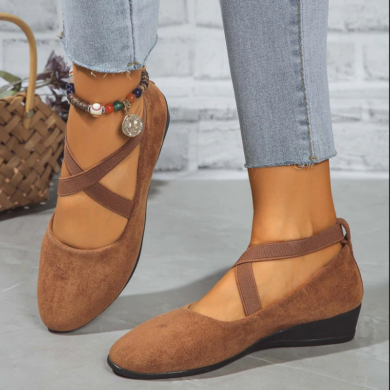 Elegant solid colour elasticated low heels